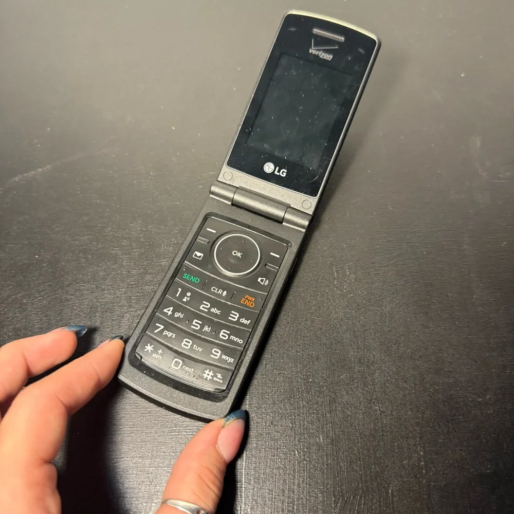 LG Classic Black Flip Phone - Verizon with charger